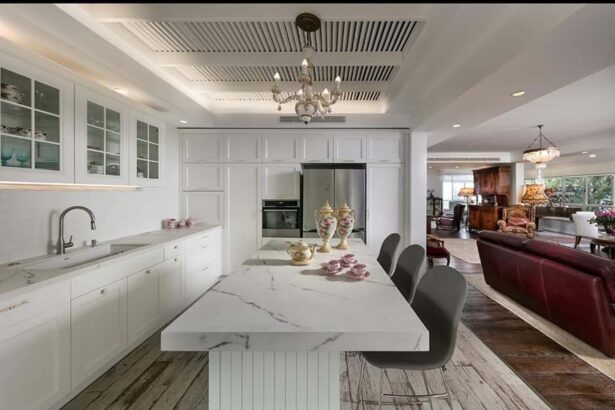 עיצוב דירה מרב גלפמן מטבח רחב עם אי בגוונים לבנים