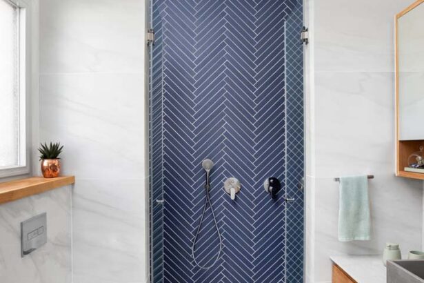 פרוייקט של מרב זהר חדר רחצה בגוונים של כחול,לבן ועץ